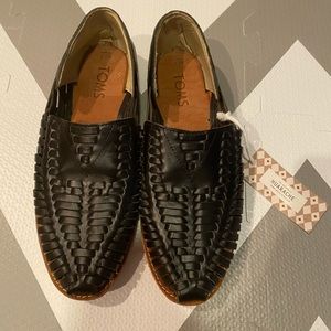 NWT Men’s size 7 TOMS huarache shoes.
